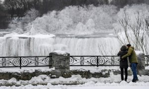 Фото: Ниагарский водопад покрылся льдом