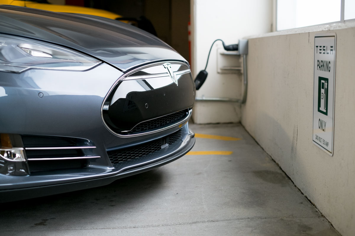 Теsla створила мобільну зарядку для електрокарів