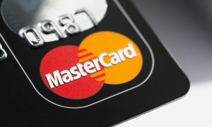 Mastercard уточнил запрет на списание денег за подписки после пробного периода