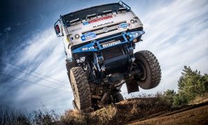 Видео: российский КамАЗ сняли с Дакара за неоказание помощи сбитому зрителю