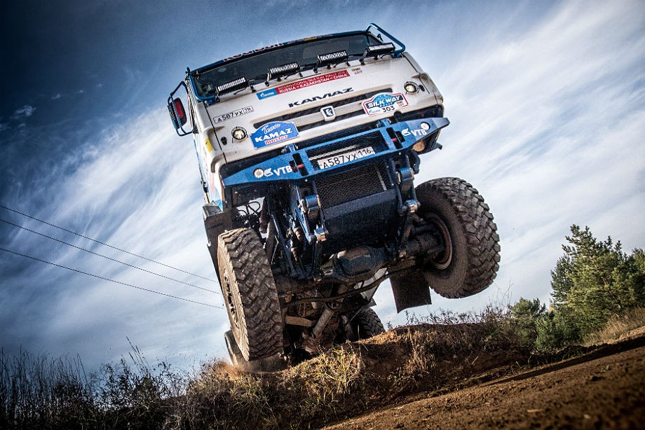 Видео: российский КамАЗ сняли с Дакара за неоказание помощи сбитому зрителю