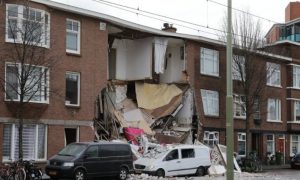 В Гааге спасли мужчину, который провел восемь часов под обломками дома после взрыва