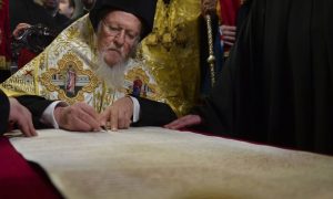 Фото: к томосу в Софию выстроилась многотысячная очередь