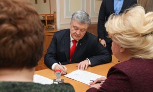 Фото: Порошенко в последний момент принес документы в Центризбирком