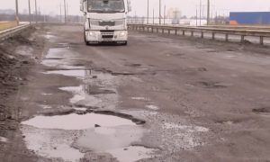 Фото: названа худшая дорога Украины и порядок действий, если повредили авто