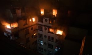 Видео: в Париже горит многоэтажка, десятки пострадавших и погибших