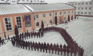 Фото: нацгвардийцы подготовили гигантский подарок украинцам ко Дню влюбленных