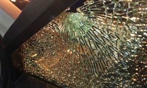 Фото: два авто попали под обстрел у Ирпеня