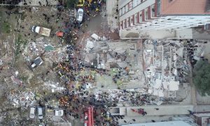 Фото, видео: в Стамбуле обрушился дом, есть погибшие и раненые