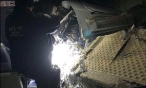 Видео: два поезда в США протаранили авто с людьми в результате чего возник пожар