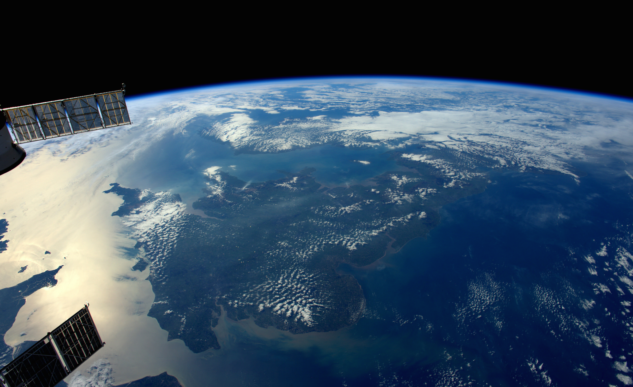 YouTube виновен в популярности конспирологической теории о плоской Земле - ученые