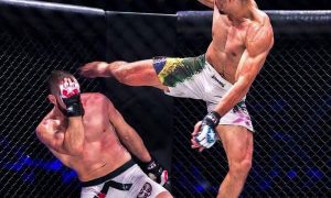 Видео: боец MMA поразил зрителей акробатической победой над противником