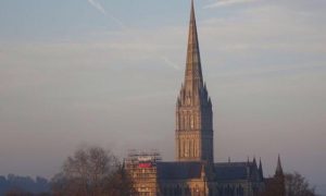 Фото: на соборе в Солсбери вывесили флаг РФ