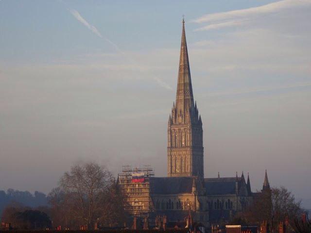 Фото: на соборе в Солсбери вывесили флаг РФ