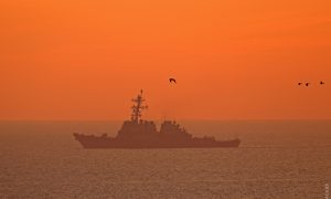 Видео: эсминец США Donald Cook эффектно прибыл в порт Одессы