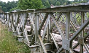 Фото: в Румынии мост рухнул на железнодорожные пути и оборвал линию электропередач