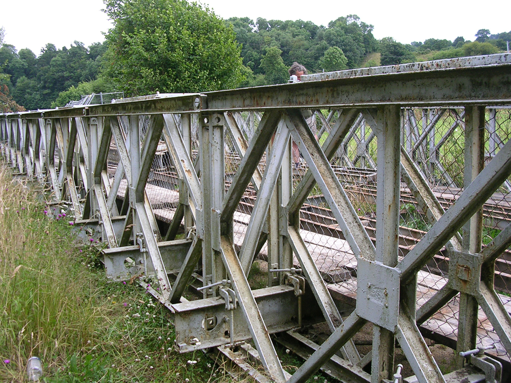 Фото: в Румынии мост рухнул на железнодорожные пути и оборвал линию электропередач