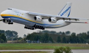 Видео: самолет «Руслан» совершил посадку при сложных погодных условиях