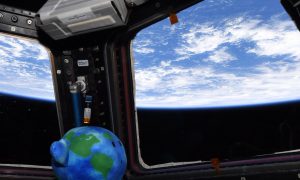 Фото: на МКС появился плюшевый «астронавт»