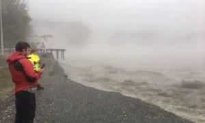 Фото, видео: в результате шторма в Новой Зеландии смыло мост