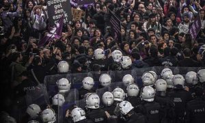 Фото: в Турции полиция разогнала марш, посвящённый 8 Марта