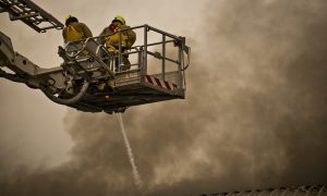 Видео: пожар уничтожил половину автосалона Tesla в Британии