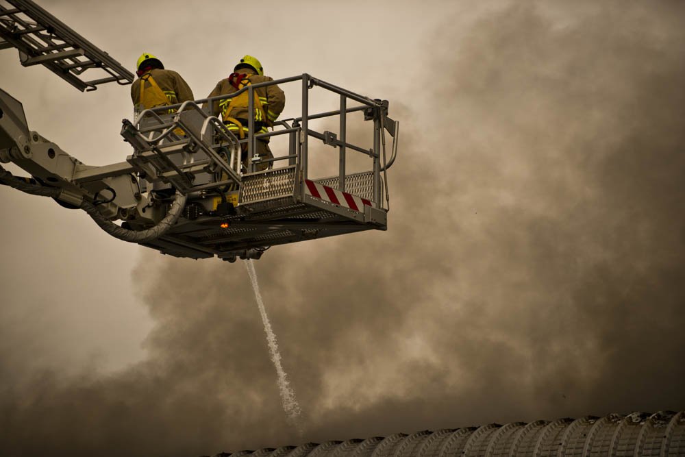Видео: пожар уничтожил половину автосалона Tesla в Британии
