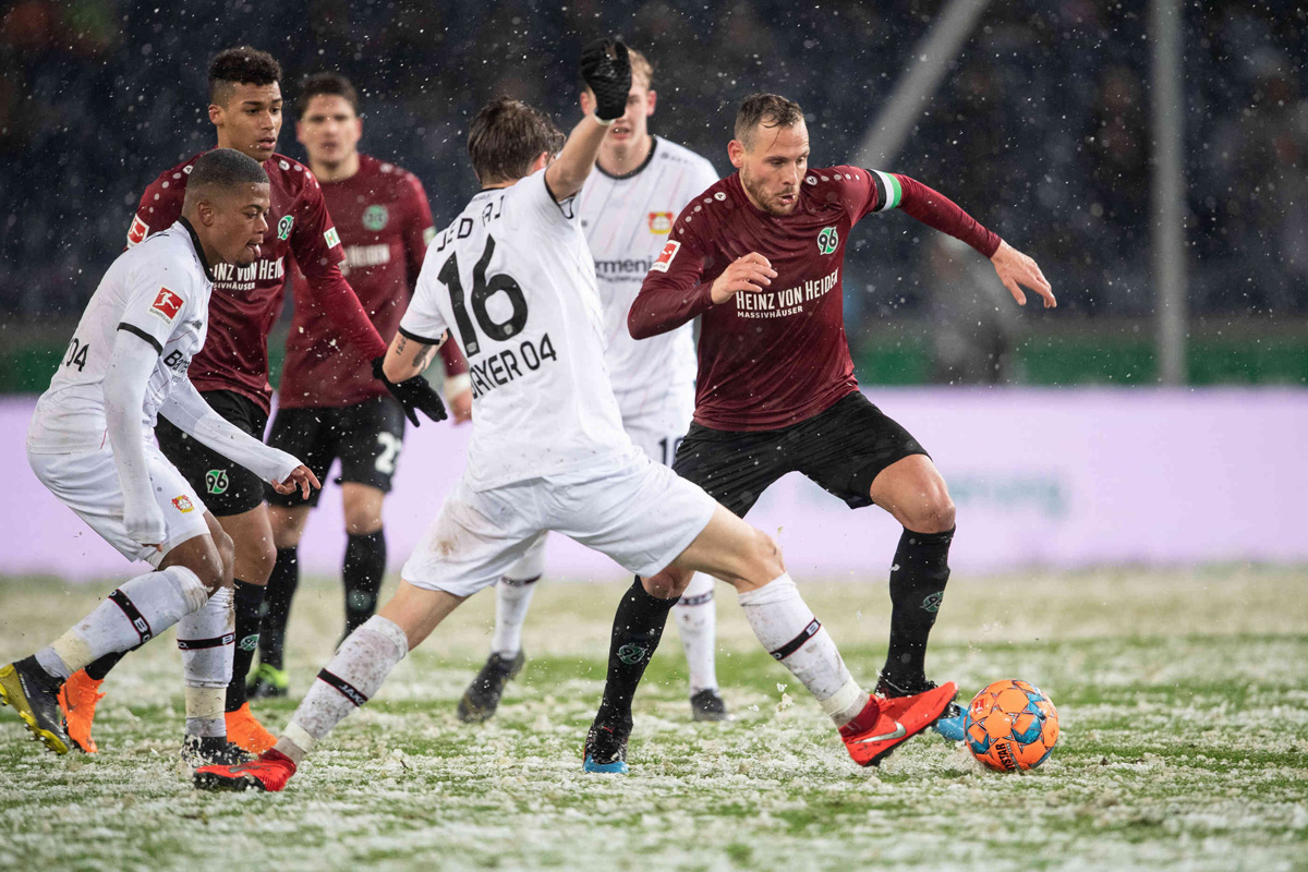 Видео: ФК «Ганновер» проиграл матч из-за снега