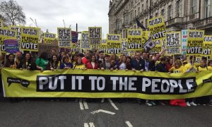 Фото: десятки тысяч британцев требуют референдум по договору о Brexit