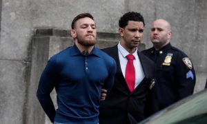 Видео: звезду UFC Конора Макгрегора задержали за агрессивное ограбление
