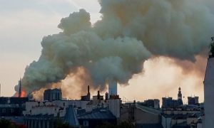 Видео: в Париже пылает собор Нотр-Дам