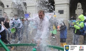 Фото: во Львове празднуют Поливальный понедельник, мэра также облили водой