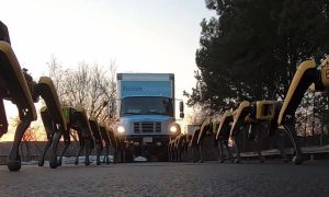 Видео: Boston Dynamics показала, как собаки-роботы тянут грузовик