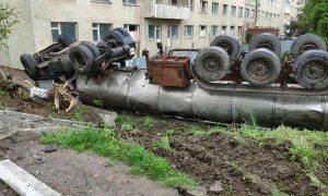 Фото: в украинском курортном городе перевернулась крупная автоцистерна