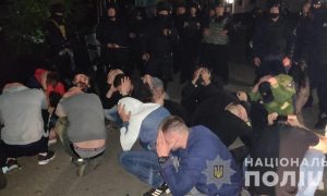 Видео: винницкие полицейские задержали полсотни рейдеров на заводе