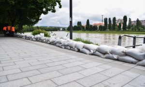Фото: в Ужгороде готовятся спасать город от подтопления