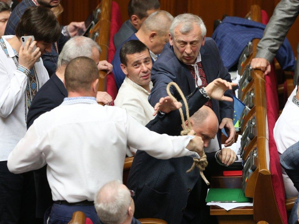 Фото: в Верховной Раде появилась петля для виселицы