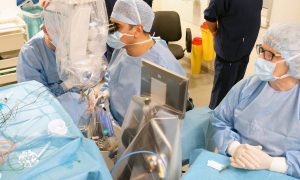 Робот впервые в мире самостоятельно прооперировал глаза