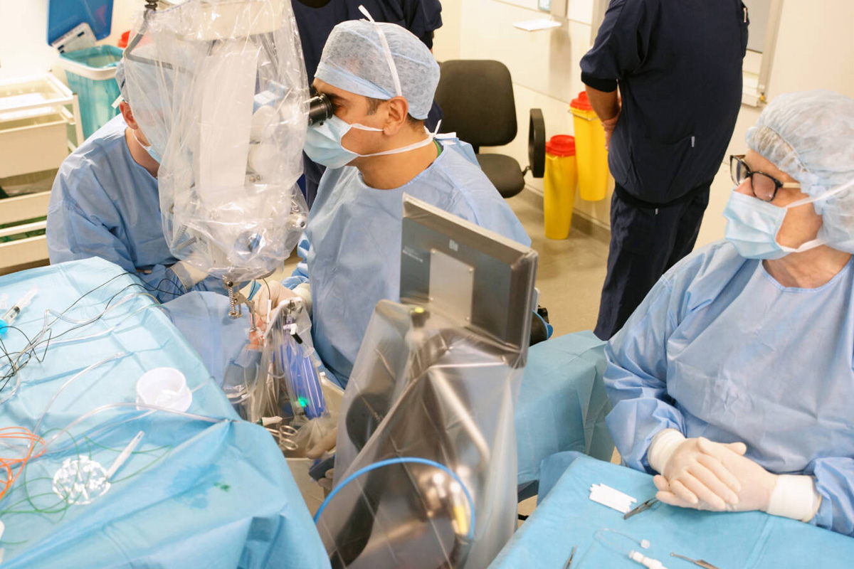 Робот впервые в мире самостоятельно прооперировал глаза