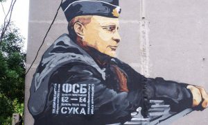 Фото: в оккупированном Крыму на мурале Путина нарисовали «послание к ФСБ»