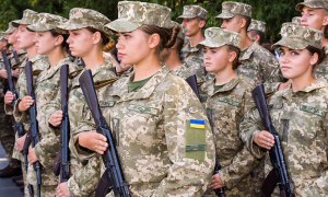 В Минобороны презентовали обновленную летнюю полевую женскую форму