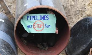 Фото, видео: экоактивисты перекрыли собой «Северный поток-2»