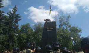 Відео: під час протестів у Харкові було знесено пам’ятник Жукову