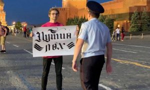 «Путин лох»: из-за плаката задержали российского блогера