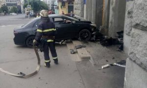 Фото: в Харькове автомобиль протаранил здание горсовета