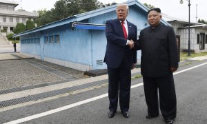 Видео: Трамп и Ким Чен Ын встретились на корейской границе