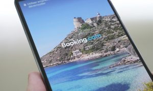 Huawei убрала рекламу с экранов блокировки после жалоб