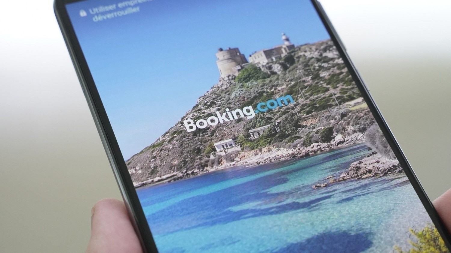 Huawei убрала рекламу с экранов блокировки после жалоб