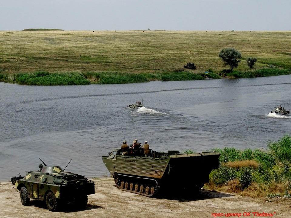 Фото: украинские мотострелки эффектно переправились через водоем