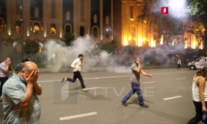 Фото, видео: в Грузии протестующие штурмуют парламент и строят баррикады